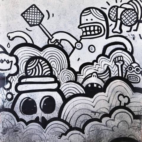 Totenkopf, Wolkenbögen und Figuren mit Fliegenklatsche
